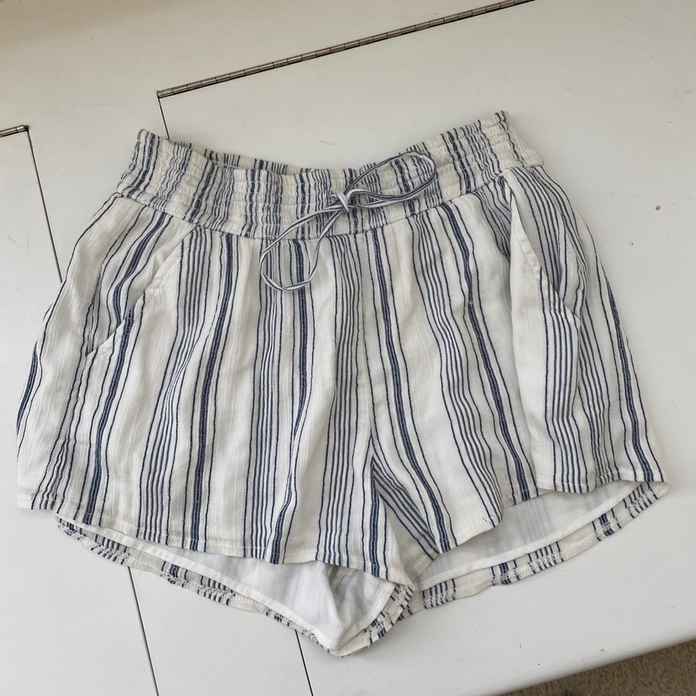 abercrombie striped flowy shorts